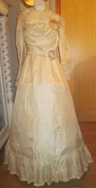 xx1002 Early 1900 silk and lace wedding gown